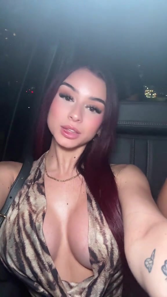 Andiegen aka Andie elle Onlyfans Video Show Boobs On Car